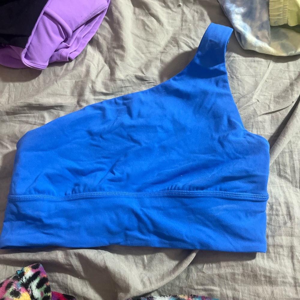 Asymmetrical sports bra